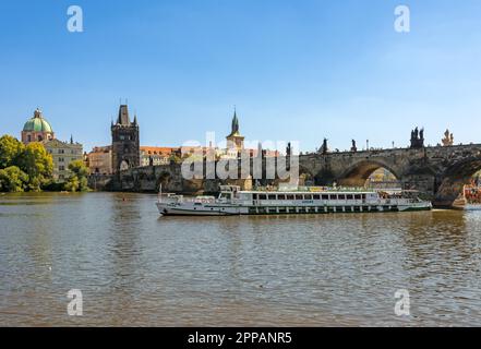 PRAG, TSCHECHISCHE REPUBLIK - SEPTEMBER 4: Passagierschiff auf der Moldau in Prag, Tschechische Republik am 4. September 2019 Stockfoto