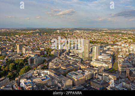 FRANKFURT, DEUTSCHLAND - SEPTEMBER 17: Luftaufnahme über die Stadt und die Wolkenkratzer von Frankfurt am 17. September 2019. Foto aus Main aufgenommen Stockfoto