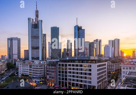FRANKFURT, DEUTSCHLAND - SEPTEMBER 19: Sonnenuntergang mit Luftaufnahme über die Stadt Frankfurt am Main am 19. September 2019. Foto von Zeil Stockfoto