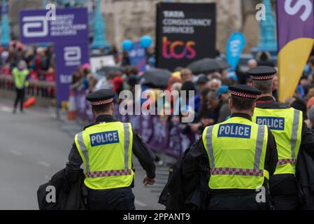 Tower Hill, London, Großbritannien. 23. April 2023. Rund 45.000 Personen nehmen am TCS London Marathon 2023 Teil, darunter die weltbesten Läufer und Rollstuhlsportler. Die Polizei kommt zur Sicherheit und riskiert Proteste von Just Stop Oil Stockfoto