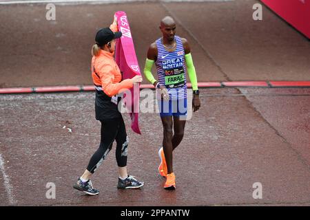 London, Großbritannien. 23. April 2023. TCS 2023 London Marathon; Sir Mo Farah (GBR) überquert die Grenze und beendet seinen letzten Marathon auf dem 9. Platz im Elite-Rennen für Herren Credit: Action Plus Sports/Alamy Live News Stockfoto