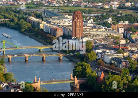 FRANKFURT, DEUTSCHLAND - SEPTEMBER 17: Luftaufnahme über den Main in Frankfurt am Main am 17. September 2019. Foto vom Hauptturm Stockfoto