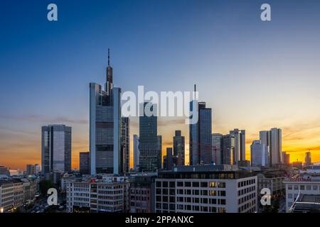 FRANKFURT, DEUTSCHLAND - SEPTEMBER 19: Sonnenuntergang mit Luftaufnahme über die Stadt Frankfurt am Main am 19. September 2019. Foto von Zeil Stockfoto