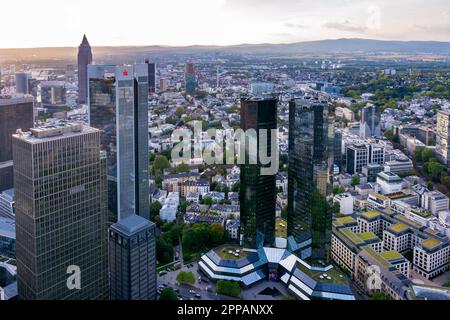 FRANKFURT, DEUTSCHLAND - SEPTEMBER 17: Luftaufnahme über die Stadt und die Wolkenkratzer von Frankfurt am 17. September 2019. Foto aus Main aufgenommen Stockfoto