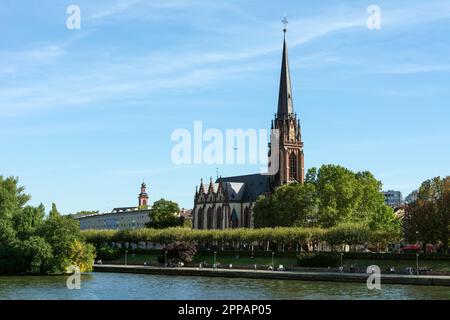 FRANKFURT, Deutschland - 15. SEPTEMBER: Die Kirche der Heiligen drei Könige am Main in frankfut am 15. September 2019. Foto vom Mainkai genommen Stockfoto