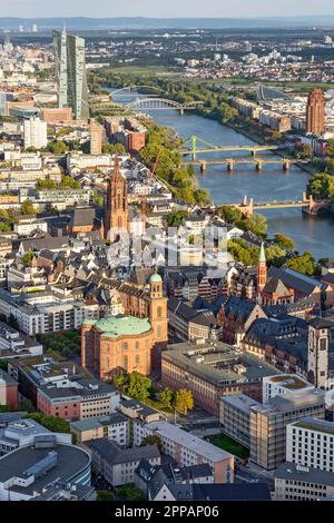 FRANKFURT, DEUTSCHLAND - SEPTEMBER 17: Luftaufnahme über Frankfurt am 17. September 2019. Foto vom Hauptturm Stockfoto