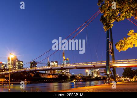 FRANKFURT - 18. SEPTEMBER: Nacht auf der Holbeinsteg-Fußgängerbrücke in Frankfut am 18. September 2019. Foto aus Schaumainkai mit aufgenommen Stockfoto