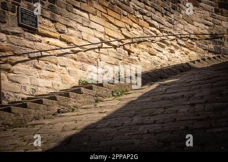 Schritte auf der Church Lane in Whitby, North Yorkshire. Dies ist der Weg zur Ruine der Abtei und der Kirche mit Blick auf den Hafen Stockfoto