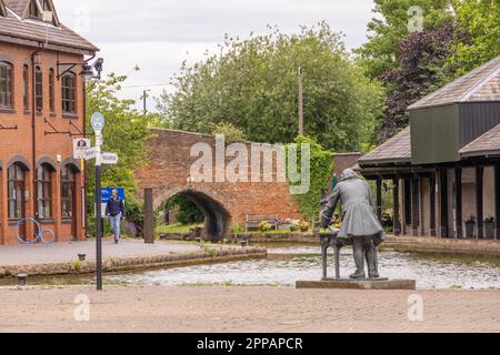 Mit Blick auf die James Brindley Statue am Coventry Canal Basin gleich außerhalb des Stadtzentrums. Stockfoto