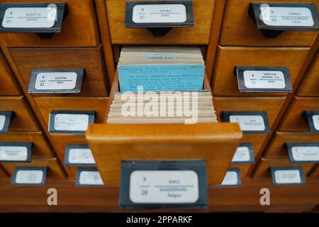 Sydney. 21. April 2023. Dieses Foto wurde am 21. April 2023 aufgenommen und zeigt die Katalogkarte des ersten Folio in der New South Wales State Library in Sydney, Australien. Jedes Jahr am 23. April, wenn der Weltbuchtag mit dem Todestag von William Shakespeare zusammenfällt, wird ein verstecktes Juwel im Herzen von Australiens Sydney seine Tür öffnen und Bücherwürmer willkommen heißen, wie versprochen. Am World Book Day besuchen Sie Shakespeare in seiner „versteckten Ecke“ in Australiens Sydney. Credit: Wang Qi/Xinhua/Alamy Live News Stockfoto