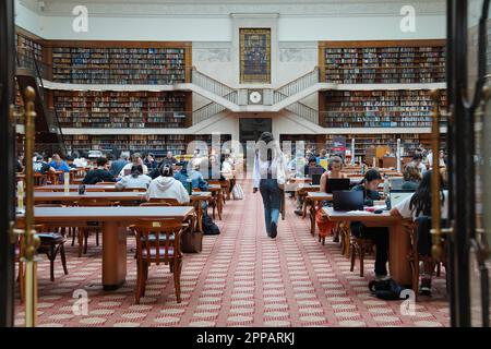 Sydney. 21. April 2023. Dieses am 21. April 2023 aufgenommene Foto zeigt einen Leseraum in der New South Wales State Library in Sydney, Australien. Jedes Jahr am 23. April, wenn der Weltbuchtag mit dem Todestag von William Shakespeare zusammenfällt, wird ein verstecktes Juwel im Herzen von Australiens Sydney seine Tür öffnen und Bücherwürmer willkommen heißen, wie versprochen. Am World Book Day besuchen Sie Shakespeare in seiner „versteckten Ecke“ in Australiens Sydney. Credit: Wang Qi/Xinhua/Alamy Live News Stockfoto