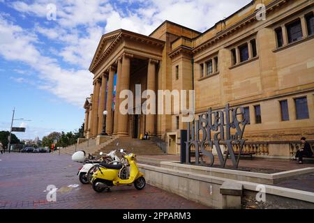 Sydney. 21. April 2023. Dieses Foto wurde am 21. April 2023 aufgenommen und zeigt die New South Wales State Library in Sydney, Australien. Jedes Jahr am 23. April, wenn der Weltbuchtag mit dem Todestag von William Shakespeare zusammenfällt, wird ein verstecktes Juwel im Herzen von Australiens Sydney seine Tür öffnen und Bücherwürmer willkommen heißen, wie versprochen. Am World Book Day besuchen Sie Shakespeare in seiner „versteckten Ecke“ in Australiens Sydney. Credit: Wang Qi/Xinhua/Alamy Live News Stockfoto