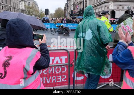 Parliament Square, London, Großbritannien. 23. April 2023 Der TCS London Marathon 2023. Aussterbende Rebellion am Parlamentsplatz. Kredit: Matthew Chattle/Alamy Live News Stockfoto