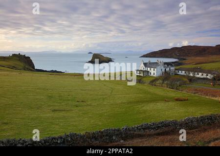 Duntulm Bay mit Duntulm Castle und einem heruntergekommenen Hotel. Isle of Skye, Schottland, Vereinigtes Königreich. Stockfoto