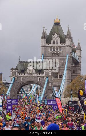 London, England, Großbritannien. 23. April 2023. Tausende von Läufern passieren die Tower Bridge während des London Marathon 2023. (Kreditbild: © Vuk Valcic/ZUMA Press Wire) NUR REDAKTIONELLE VERWENDUNG! Nicht für den kommerziellen GEBRAUCH! Kredit: ZUMA Press, Inc./Alamy Live News Stockfoto