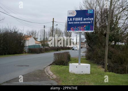 Fibre kommt in Ihrer Gemeinde an. Glasfaser-Breitbandinstallation. Die Vendee France . Februar 2023 Stockfoto