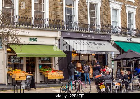 Gehobene Geschäfte und Stadthäuser in Primrose Hill, London Stockfoto