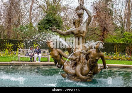 Triton und Dryads Fountain im inneren Kreis des Regent's Park, London Stockfoto