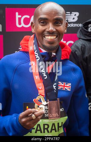 London, Großbritannien. 23. April 2023 Sir Mo Farah (GBR), 9. Elite-Männer, bei den Medieninterviews des TCS London Marathon. 45.000 Spitzensportler, Clubläufer und Spaßläufer nehmen an der beliebten jährlichen Massenveranstaltung Teil, bei der große Summen für wohltätige Zwecke gesammelt werden. Kredit: Stephen Chung / EMPICS / Alamy Live News Stockfoto