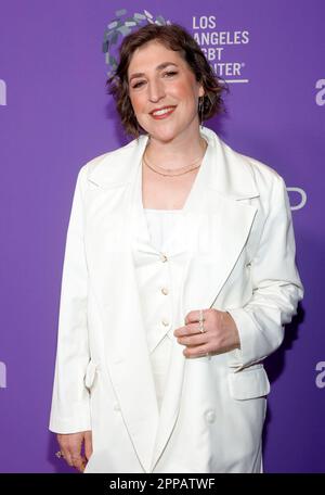 LOS ANGELES, CA - 22. APRIL: Mayim Bialik im Los Angeles LGBT Center Gala 2023 am Fairmont Century Plaza in Los Angeles, Kalifornien, am 22. April 2023. Kredit: Faye Sadou/MediaPunch Stockfoto