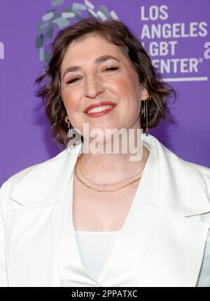 LOS ANGELES, CA - 22. APRIL: Mayim Bialik im Los Angeles LGBT Center Gala 2023 am Fairmont Century Plaza in Los Angeles, Kalifornien, am 22. April 2023. Kredit: Faye Sadou/MediaPunch Stockfoto