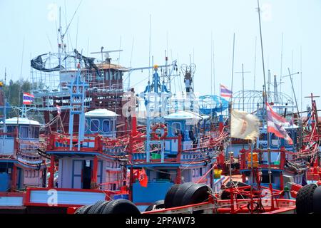 Farbenfrohe thailändische Fischerboote am Hafen am Rayong River, Provinz Rayong, Thailand, Südostasien. Rayong ist eine Stadt an der Ostküste des Golfs von Thailand und die Hauptstadt der Provinz Rayong. Die Fischerei ist ein wichtiger Wirtschaftszweig in diesem Bereich. Stockfoto