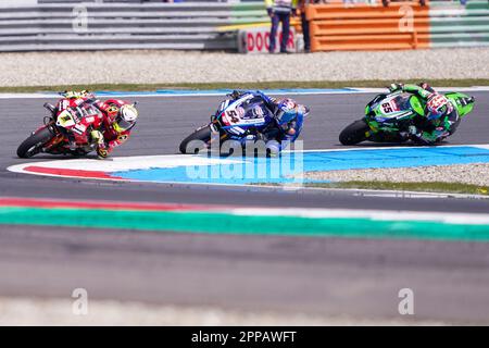 Assen, Niederlande. 23. April 2023. ASSEN, NIEDERLANDE - APRIL 23: Alvaro Bautista von Spanien und Aruba.it Racing - Ducati, Toprak Razgatlioglu von der Türkei und Pata Yamaha Prometeon WorldSBK, Jonathan Rea aus Großbritannien und Kawasaki Racing Team WorldSBK, die während des WorldSBK-Rennens 2 während der FIM Superbike World Championship Pirelli Dutch Round am 23. April 2023 in Assen, Niederlande, antreten (Foto von Andre Weening/Orange Pictures). Guthaben: Orange Pics BV/Alamy Live News Stockfoto