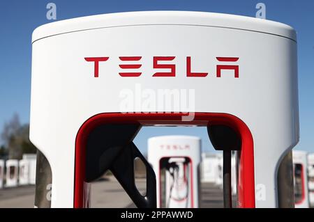 Tesla hat eine neue Supercharger-Station entlang der E4 in Mantorp, Schweden, eröffnet. Mit Platz für 40 Autos wird es Schwedens größtes Fahrzeug sein. Stockfoto