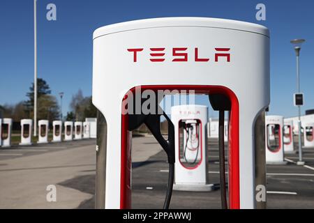 Tesla hat eine neue Supercharger-Station entlang der E4 in Mantorp, Schweden, eröffnet. Mit Platz für 40 Autos wird es Schwedens größtes Fahrzeug sein. Stockfoto