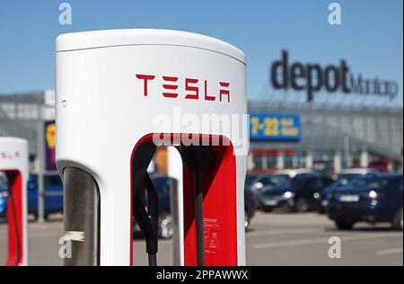 Tesla hat eine neue Supercharger-Station entlang der E4 in Mantorp, Schweden, eröffnet. Mit Platz für 40 Autos wird es Schwedens größtes Fahrzeug sein. Stockfoto