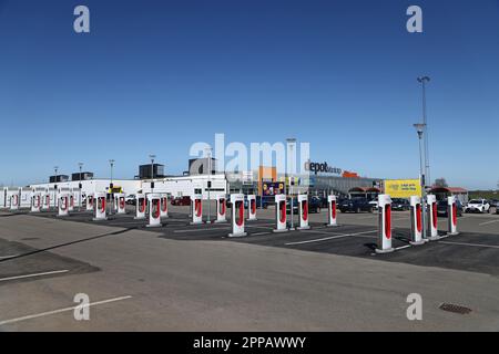 Tesla hat eine neue Supercharger-Station entlang der E4 in Mantorp, Schweden, eröffnet. Mit Platz für 40 Autos wird es Schwedens größtes Fahrzeug sein. Stockfoto