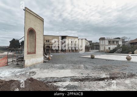 Rom, Italien, Februar /12/2023: Cinecittà Filmstudios in Rom setzen das Design des antiken Roms Stockfoto