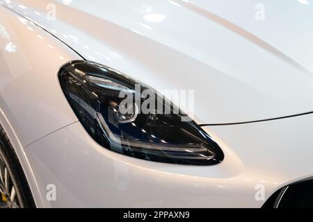 Scheinwerfer eines modernen Autos in Nahaufnahme. Hochwertiges Foto Stockfoto