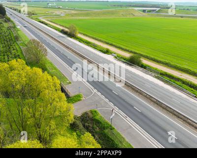 Drohnenansicht eines Teils einer englischen Doppelwagen-Strecke in der Landschaft von East Anglian. Stockfoto