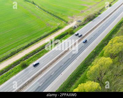 Drohnenansicht eines Teils einer englischen Doppelwagen-Strecke in der Landschaft von East Anglian. Stockfoto