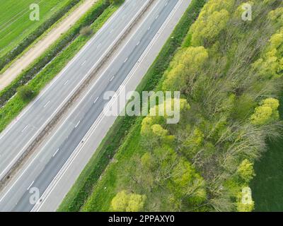 Drohnenansicht eines Teils einer englischen Doppelwagen-Strecke in der Landschaft von East Anglian. Stockfoto