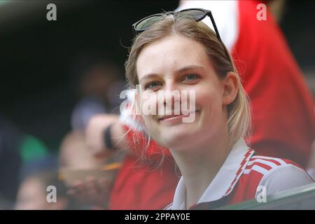 Wolfsburg, Deutschland. 23. April 2023. Arsenal-Fans jubeln am 23. April 2023 in der Volkswagen Arena in Wolfsburg. Während des Spiels zwischen VfL Wolfsburg und Arsenal, Halbfinale, Women Champions League (erste Etappe). ( Kredit: Iñaki Esnaola/Alamy Live News Stockfoto