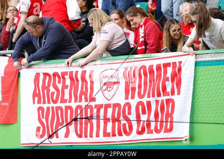 Wolfsburg, Deutschland. 23. April 2023. Arsenal-Fans jubeln am 23. April 2023 in der Volkswagen Arena in Wolfsburg. Während des Spiels zwischen VfL Wolfsburg und Arsenal, Halbfinale, Women Champions League (erste Etappe). ( Kredit: Iñaki Esnaola/Alamy Live News Stockfoto