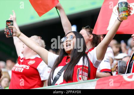 Wolfsburg, Deutschland. 23. April 2023. Arsenal-Fans jubeln am 23. April 2023 in der Volkswagen Arena in Wolfsburg. Während des Spiels zwischen VfL Wolfsburg und Arsenal, Halbfinale, Women Champions League (erste Etappe). ( Kredit: Iñaki Esnaola/Alamy Live News Stockfoto