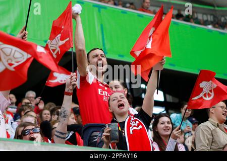 Wolfsburg, Deutschland. 23. April 2023. Arsenal-Fans jubeln am 23. April 2023 in der Volkswagen Arena in Wolfsburg. Während des Spiels zwischen VfL Wolfsburg und Arsenal, Halbfinale, Women Champions League (erste Etappe). ( Kredit: Iñaki Esnaola/Alamy Live News Stockfoto