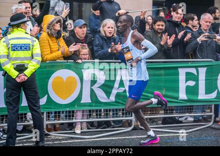 London UK. 23. April 2023 KELVIN KIPTUM( KEN) läuft beim TCS London Marathon. Kredit: amer Ghazzal/Alamy Live News Stockfoto