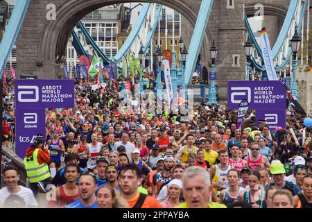 London, England, Großbritannien. 23. April 2023. Tausende von Läufern passieren die Tower Bridge während des London Marathon 2023. (Kreditbild: © Vuk Valcic/ZUMA Press Wire) NUR REDAKTIONELLE VERWENDUNG! Nicht für den kommerziellen GEBRAUCH! Stockfoto