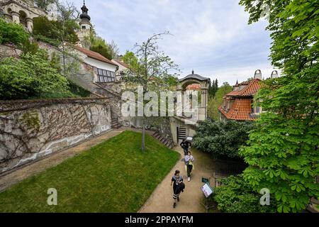 Prag, Tschechische Republik. 23. April 2023. Kolowrat-Garten unter der Prager Burg, Prag, Tschechische Republik, 23. April 2023. Im Rahmen der Feier des 20-jährigen Bestehens des National Heritage Institute können Kinder bis einschließlich 17 Jahre die Gärten unter dem Schloss kostenlos betreten. Kredit: VIT Simanek/CTK Photo/Alamy Live News Stockfoto