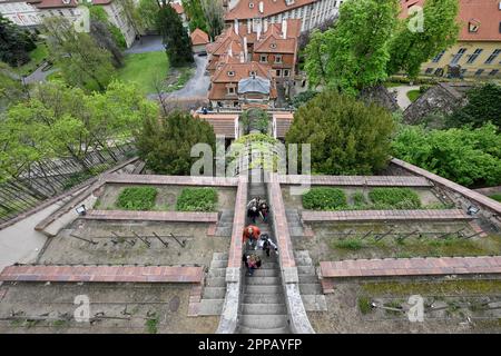 Prag, Tschechische Republik. 23. April 2023. Little Furstenberg Garden under Prague Castle, Prag, Tschechische Republik, 23. April 2023. Im Rahmen der Feier des 20-jährigen Bestehens des National Heritage Institute können Kinder bis einschließlich 17 Jahre die Gärten unter dem Schloss kostenlos betreten. Kredit: VIT Simanek/CTK Photo/Alamy Live News Stockfoto