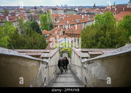 Prag, Tschechische Republik. 23. April 2023. Little Furstenberg Garden under Prague Castle, Prag, Tschechische Republik, 23. April 2023. Im Rahmen der Feier des 20-jährigen Bestehens des National Heritage Institute können Kinder bis einschließlich 17 Jahre die Gärten unter dem Schloss kostenlos betreten. Kredit: VIT Simanek/CTK Photo/Alamy Live News Stockfoto