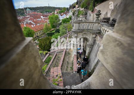 Prag, Tschechische Republik. 23. April 2023. Little Furstenberg Garden under Prague Castle, Prag, Tschechische Republik, 23. April 2023. Im Rahmen der Feier des 20-jährigen Bestehens des National Heritage Institute können Kinder bis einschließlich 17 Jahre die Gärten unter dem Schloss kostenlos betreten. Kredit: VIT Simanek/CTK Photo/Alamy Live News Stockfoto