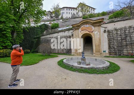 Prag, Tschechische Republik. 23. April 2023. Der große Palffengarten unter der Prager Burg, Prag, Tschechische Republik, 23. April 2023. Im Rahmen der Feier des 20-jährigen Bestehens des National Heritage Institute können Kinder bis einschließlich 17 Jahre die Gärten unter dem Schloss kostenlos betreten. Kredit: VIT Simanek/CTK Photo/Alamy Live News Stockfoto