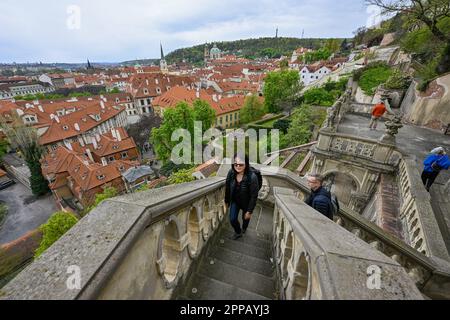 Prag, Tschechische Republik. 23. April 2023. Little Furstenberg Garden under Prague Castle, Prag, Tschechische Republik, 23. April 2023. Im Rahmen der Feier des 20-jährigen Bestehens des National Heritage Institute können Kinder bis einschließlich 17 Jahre die Gärten unter dem Schloss kostenlos betreten. Kredit: VIT Simanek/CTK Photo/Alamy Live News Stockfoto