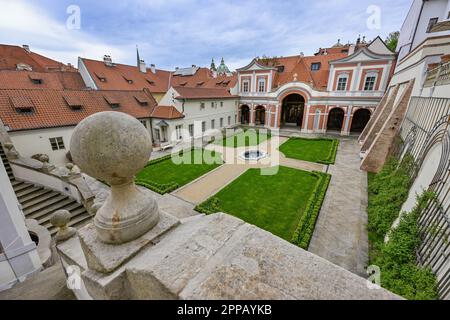 Prag, Tschechische Republik. 23. April 2023. Ledeburg-Garten unter der Prager Burg, Prag, Tschechische Republik, 23. April 2023. Im Rahmen der Feier des 20-jährigen Bestehens des National Heritage Institute können Kinder bis einschließlich 17 Jahre die Gärten unter dem Schloss kostenlos betreten. Kredit: VIT Simanek/CTK Photo/Alamy Live News Stockfoto