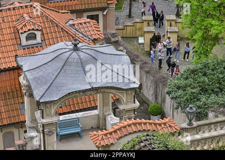 Prag, Tschechische Republik. 23. April 2023. Little Furstenberg Garden under Prague Castle, Prag, Tschechische Republik, 23. April 2023. Im Rahmen der Feier des 20-jährigen Bestehens des National Heritage Institute können Kinder bis einschließlich 17 Jahre die Gärten unter dem Schloss kostenlos betreten. Kredit: VIT Simanek/CTK Photo/Alamy Live News Stockfoto